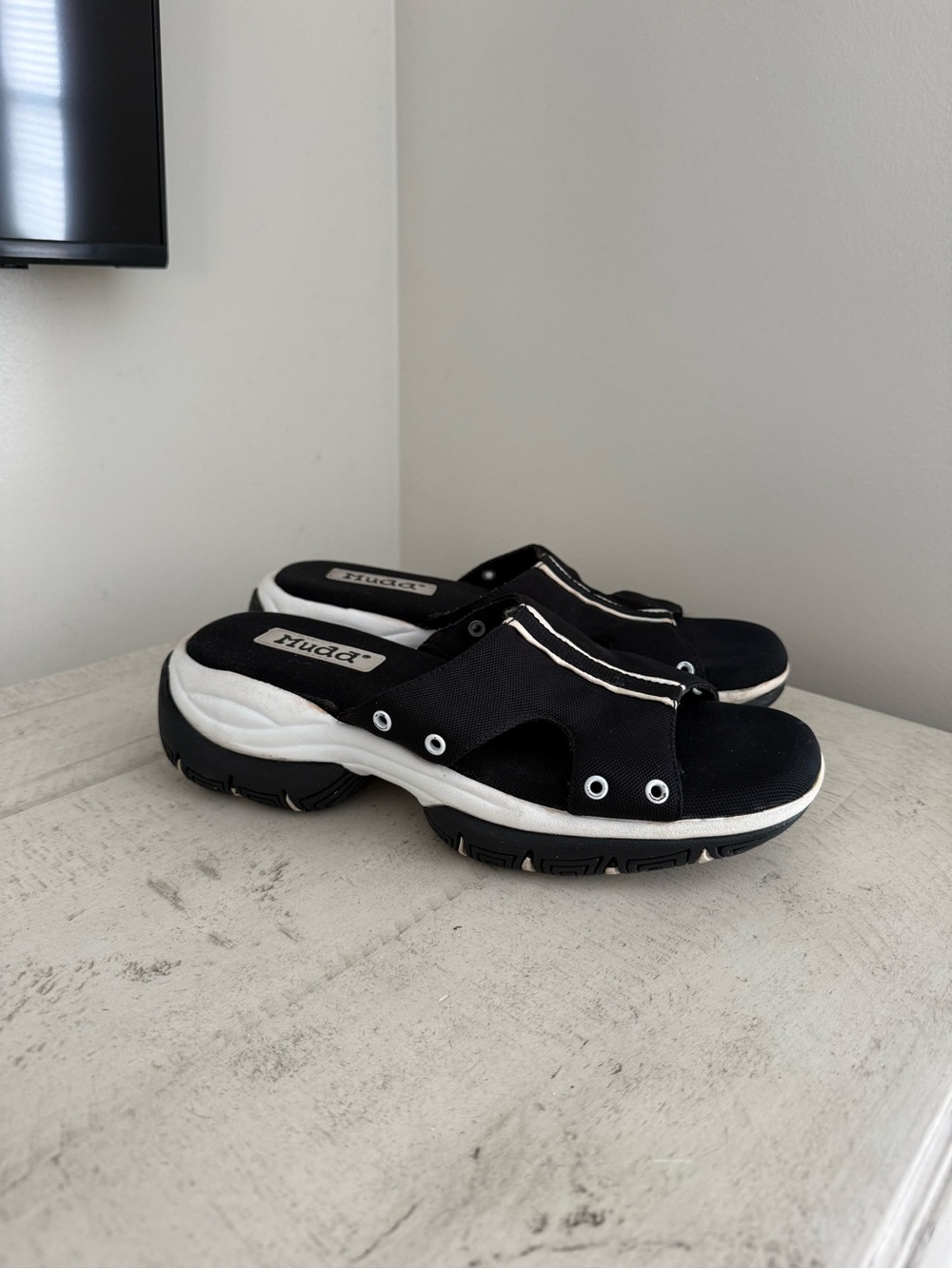 Vintage Mudd Black and White Chunky Sandals